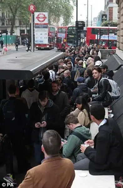 LUNGHE FILE ALLE FERMATE DEI BUS 