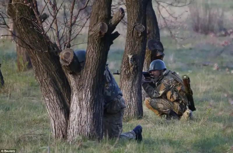 MILITARI UCRAINI A DIFESA DELLA BASE ATTACCATA DAI FILORUSSI 