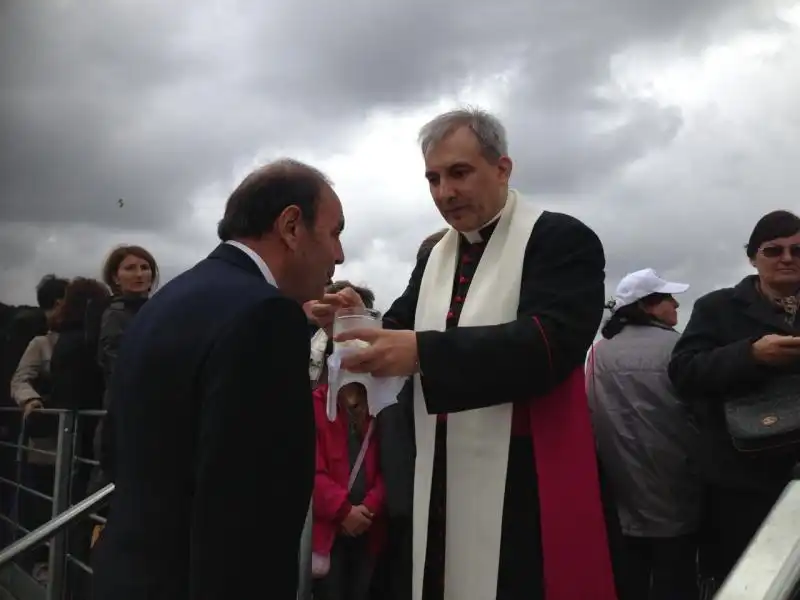 MONSIGNOR VALLEJO DA' LA COMUNIONE A BRUNO VESPA