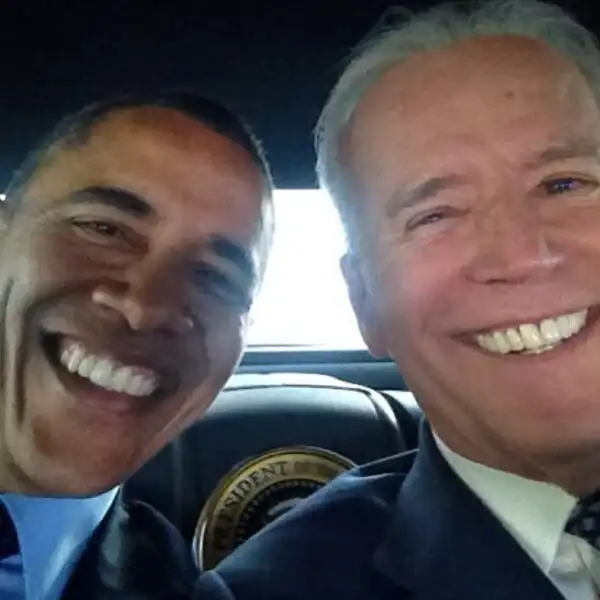 obama e biden si fanno un selfie dal titolo amici 