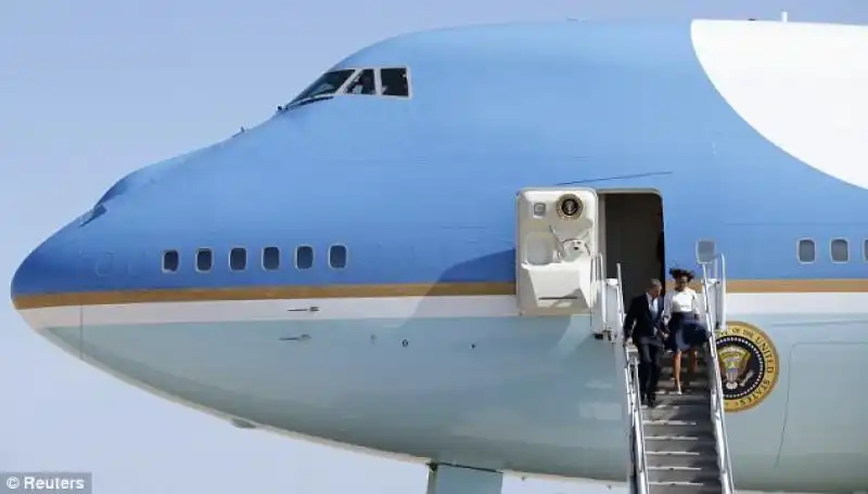 Gli Obamas scendono dall Air Force One 