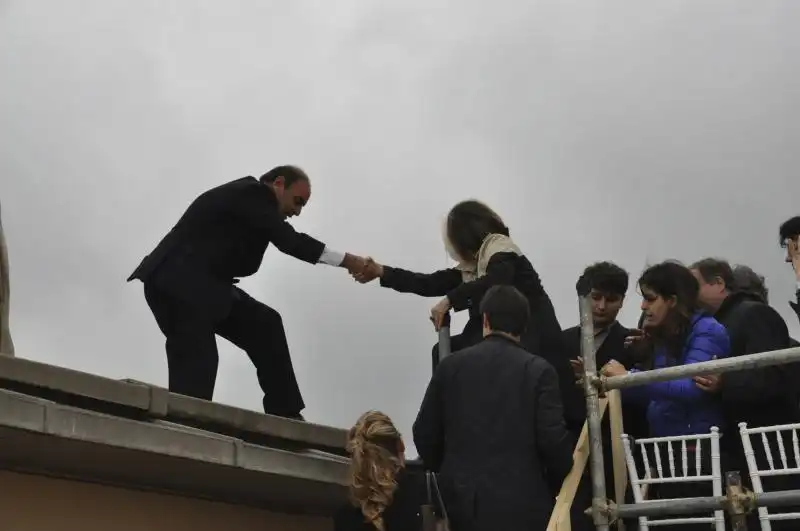 I PAPI SANTI TERRAZZA PREFETTURA BRUNO VESPA AIUTA A SALIRE SULLA TERRAZZA 