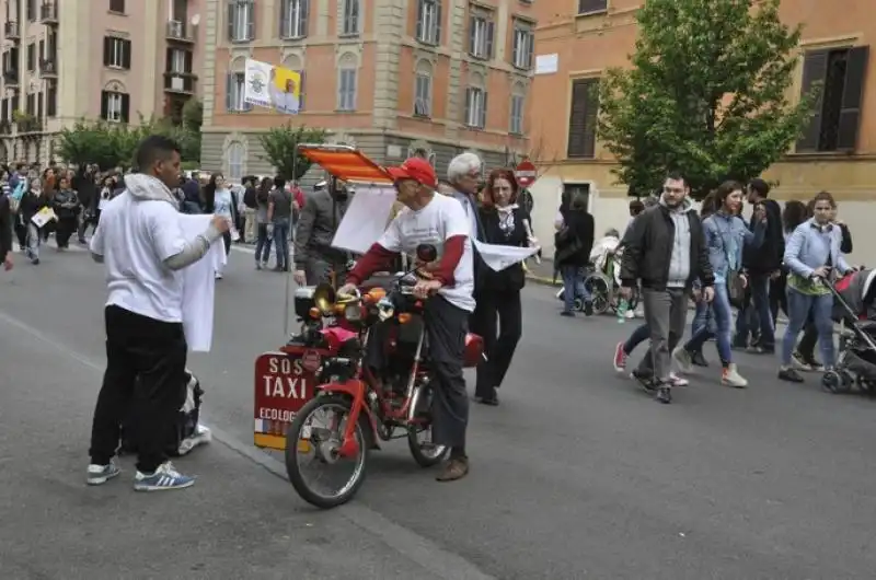 I PAPI SANTI TERRAZZA PREFETTURA TAXI ECOLOGICO E PAPALINO 