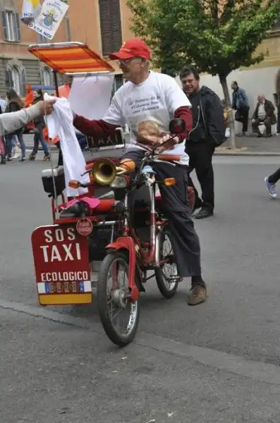 I PAPI SANTI TERRAZZA PREFETTURA TAXI ECOLOGICO E PAPALINO 