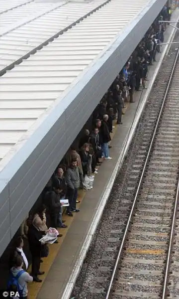 PASSEGGERI FERMI A STRATFORD 