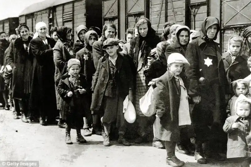 I prigionieri arrivano ad Auschwitz 