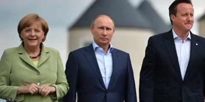 PUTIN TRA MERKEL E CAMERON 