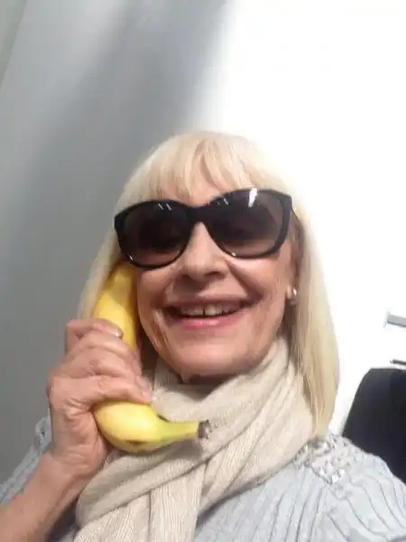 RAFFAELLA CARRA' E LA BANANA