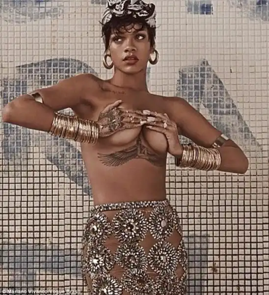 Rihanna in topless su Vogue 