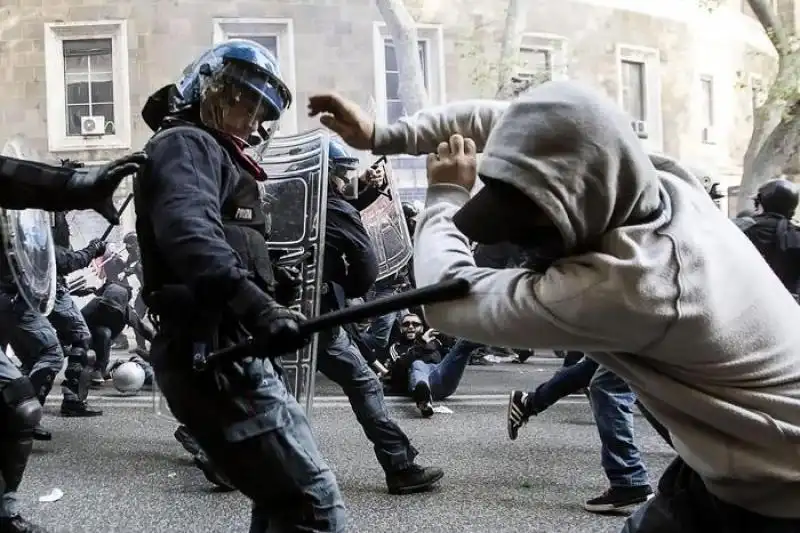 Roma, guerriglia urbana