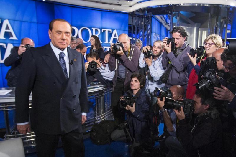 SILVIO BERLUSCONI A PORTA A PORTA DA VESPA FOTO LAPRESSE