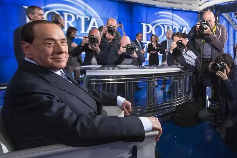 SILVIO BERLUSCONI A PORTA A PORTA DA VESPA FOTO LAPRESSE 