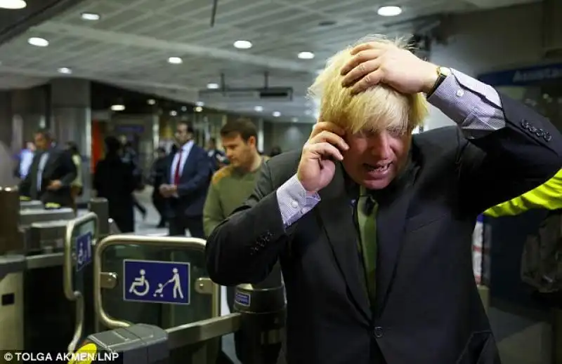 IL SINDACO JOHNSON A LONDON BRIDGE STATION 