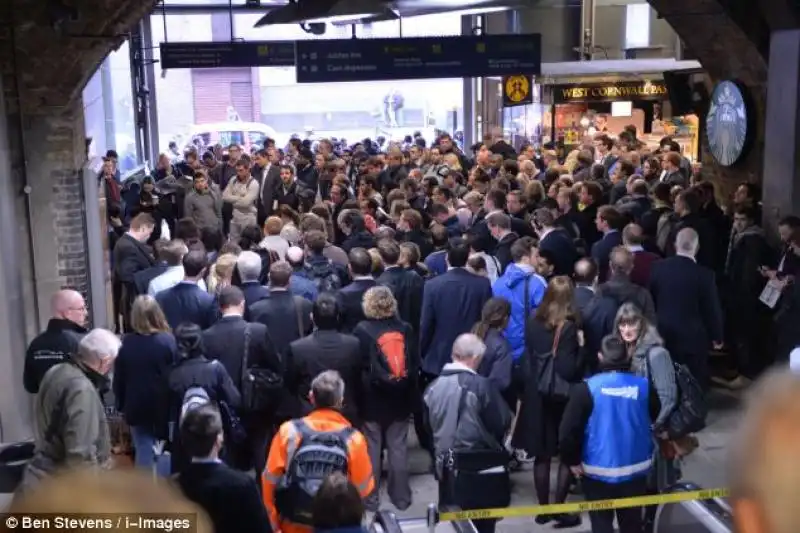 STAZIONE NEL CAOS PER LO SCIPERO A LONDRA 