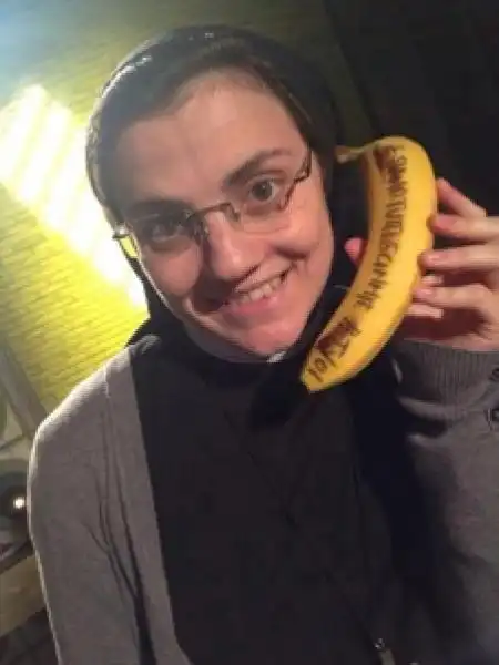 SUOR CRISTINA CON LA BANANA 