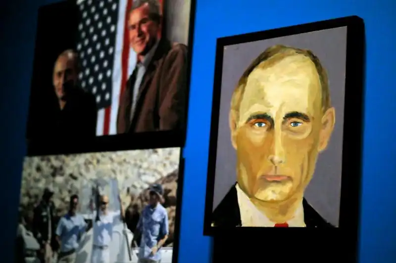 VLADIMIR PUTIN I QUADRI DI GEORGE BUSH 