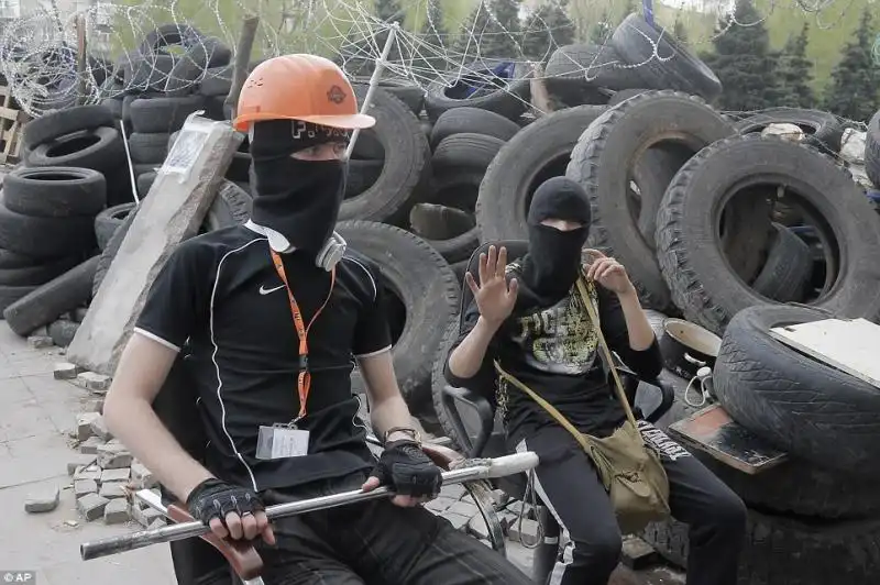 volontari filorussi a un checkpoint in ucraina dell est 