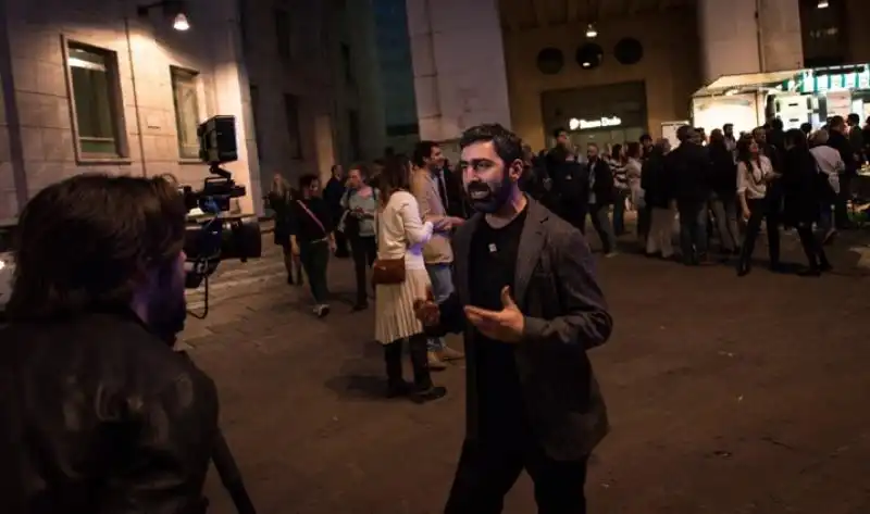 Yuri Ancarani SERATA CRACCO E CATTELAN A PIAZZAFFARI 