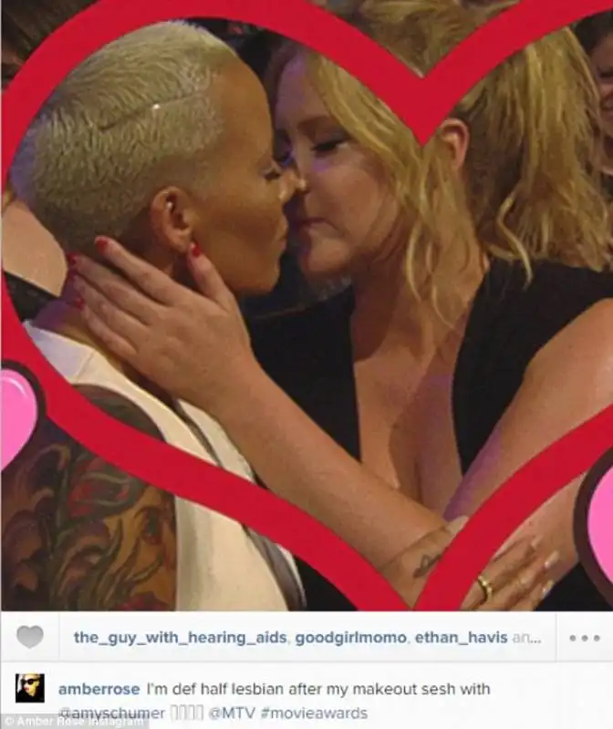 bacio fra amy schumer e amber rose