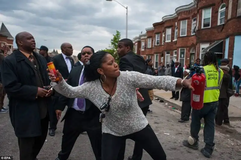 baltimora   scontri dopo la morte di freddie gray  7