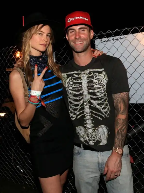 behati prinsloo e adam levine a coachella