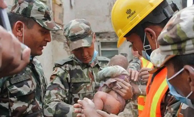 bimbo  salvato  dalle  macerie in nepal