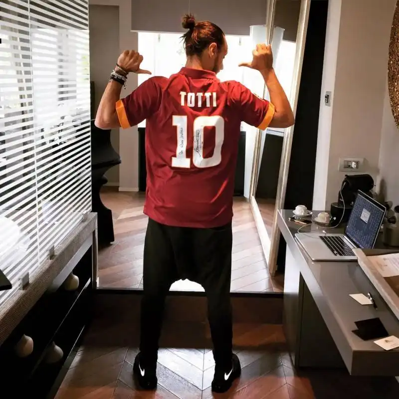 bob sinclar con la maglia autografata di totti