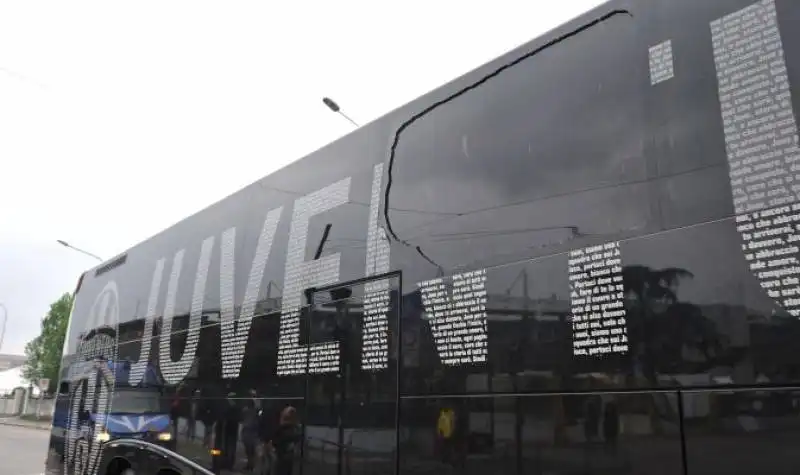 bus juve danneggiato