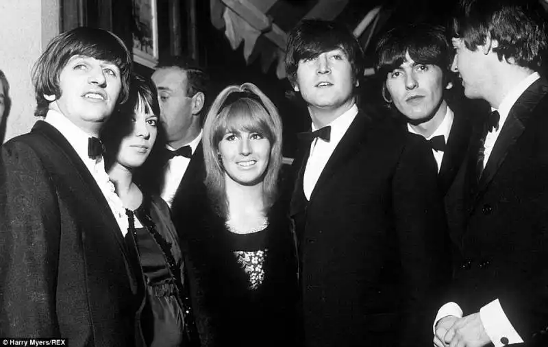 cynthia lennon in mezzo ai beatles