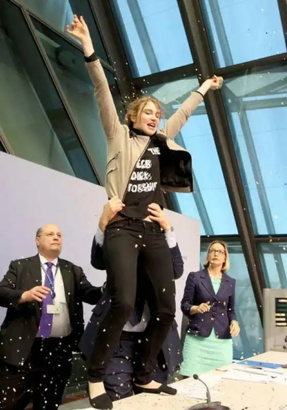 draghi coriandoli blockupy femen  