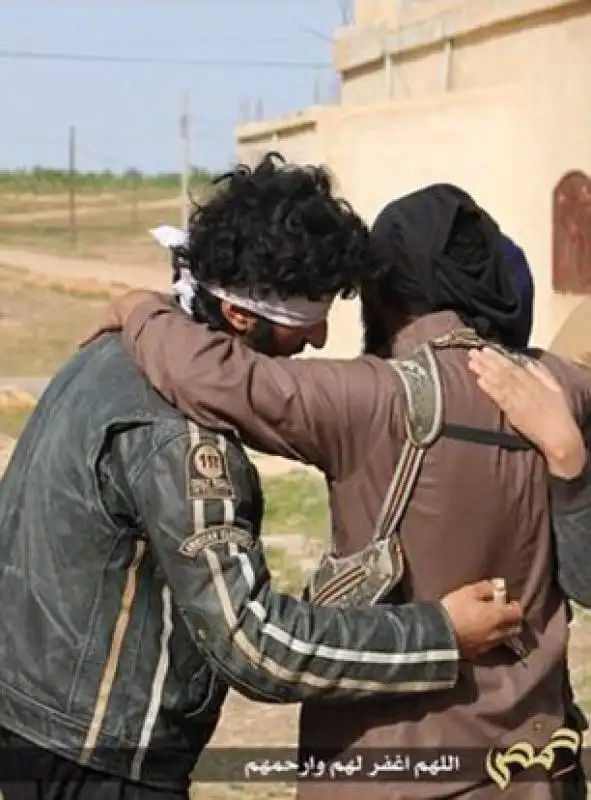 due gay bendati da isis