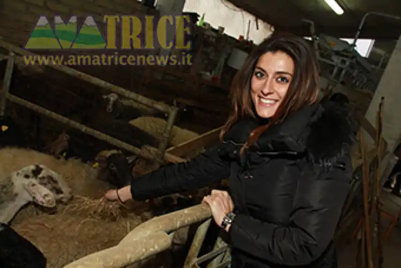 ELISA ISOARDI IN VISITA AD AMATRICE GUSTA L AMATRICIANA