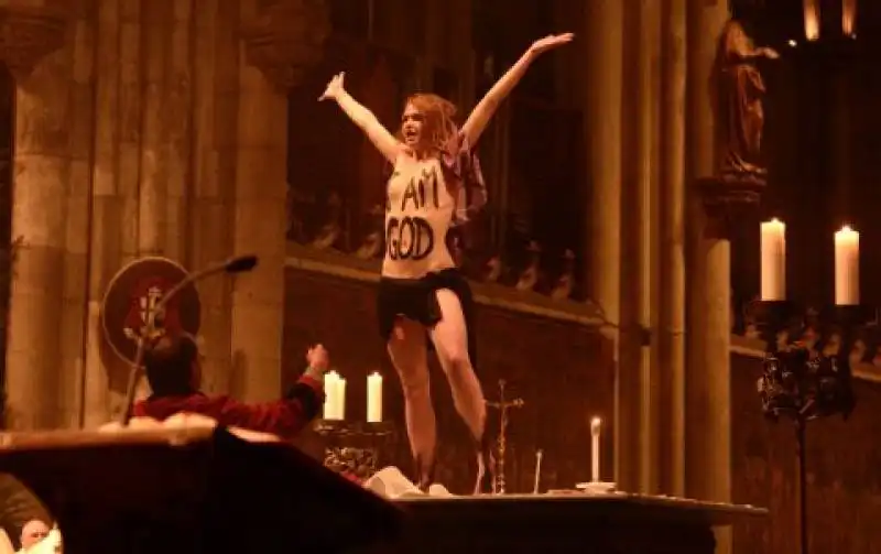 femen nel  duomo  di colonia