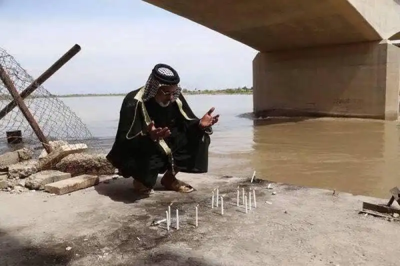 fosse comuni di soldati iracheni a tikrit davanti al palazzo di saddam sul fiume tigri