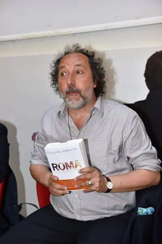 fulvio abbate con il suo libro