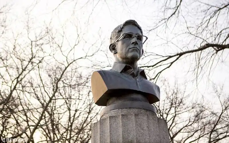 IL BUSTO DI EDWARD SNOWDEN A BROOKLYN