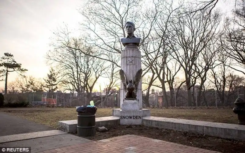 IL BUSTO DI EDWARD SNOWDEN A BROOKLYN