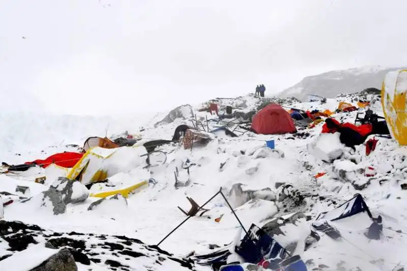 il campo base dell everest dopo la valanga