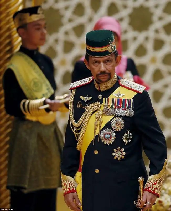 il sultano del brunei in uniforme