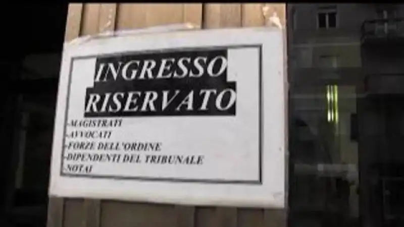 INGRESSO DEL TRIBUNALE DI MILANO