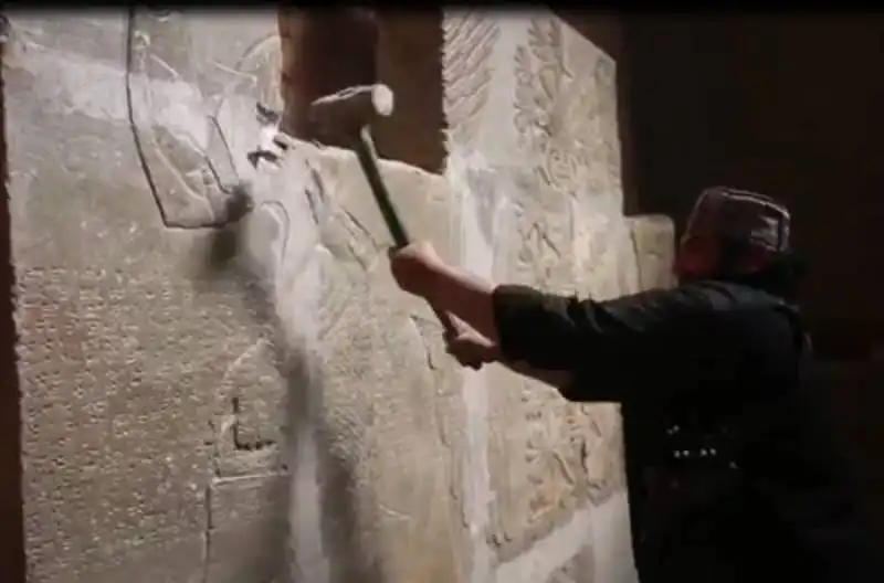 isis mostra distruzioni a nimrud  7990572