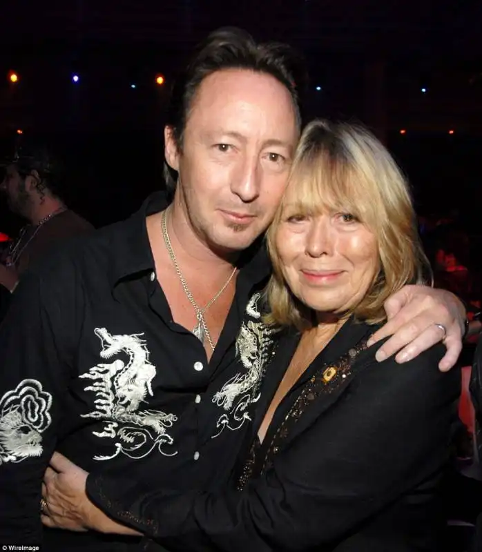 julian e la madre cynthia lennon