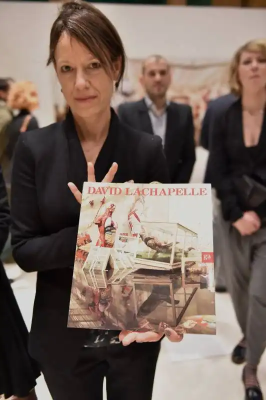 la prima copia del catalogo della mostra di lachapelle