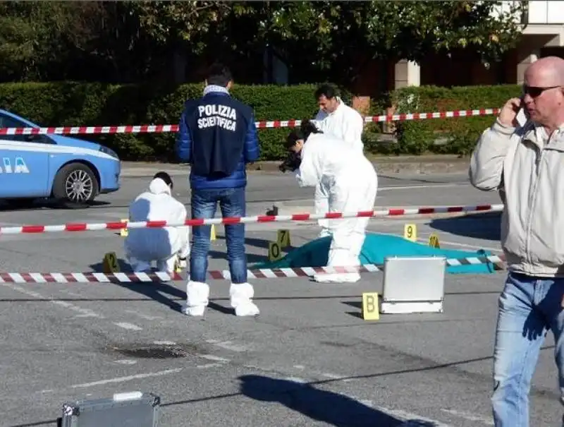 LUCCA - OPERAIO TEME IL LICENZIAMENTO E UCCIDE IL CAPOREPARTO