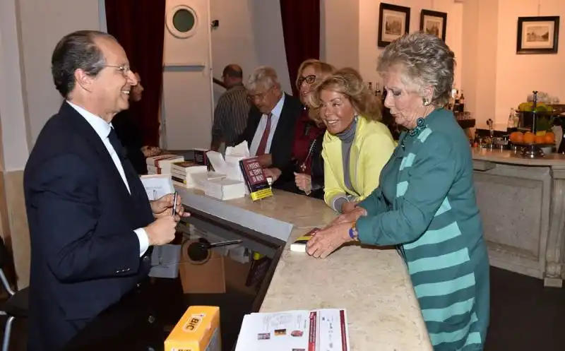 luigi bisignani autografa il suo libro (2)