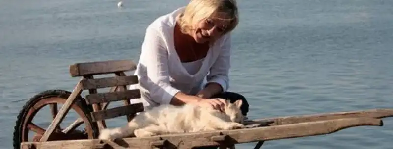 marine le pen  con il gatto