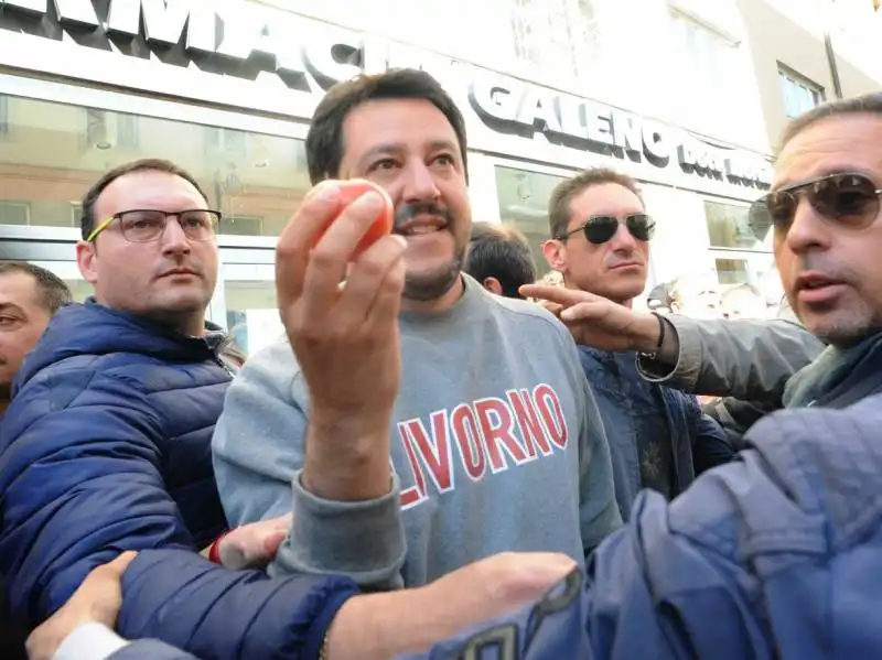 matteo salvini contestato a livorno  1