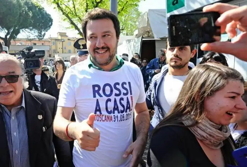 matteo salvini contestato a livorno  14