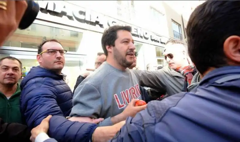 matteo salvini contestato a livorno  2