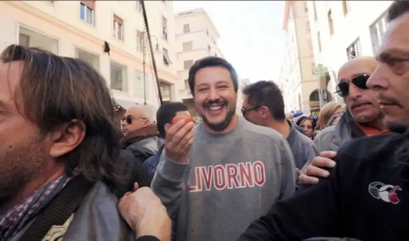 matteo salvini contestato a livorno  3